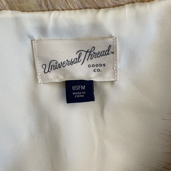 Universal Thread Faux Fur Vest with pockets - Picture 2 of 4